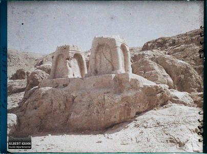 Perse, Nach-i-Roustem, Autel du feu sur le Honssein Kuh. Aménagements funéraires (autels du feu ? ostothèques ?) pour le culte d'Ahura Mazda, dominant le Kuh-e Hussein