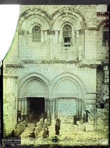 Syrie, Jérusalem, Ensemble de la façade du St Sépulcre. Soldats français devant l'entrée sud du Saint Sépulcre
