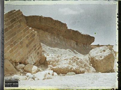 Algérie, Barrage de l'Habra, Barrage de l'Habra en aval du Confluent Berges ouest ravinées et blocs de maçonnerie. Blocs de maçonnerie arrachés au barrage et berge ouest ravinée lors de la catastrophe de 1927