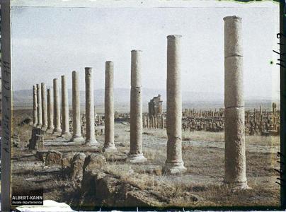 Algérie, Timgad, Colonnade de l'entrée de la Place du Capitole. Colonnade de l'entrée de la place du capitole
