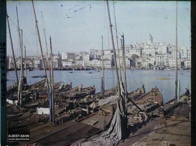 Turquie, Constantinople, Vue vers Galata et la Corne d'Or. Bateaux au port de la Corne d'Or. A l'arrière plan, le quartier de Galata avec la tour de Galata ,