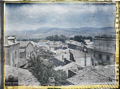 Algérie, Tlemcen, Panorama du Vieux Tlemcen et mts de Tlemcen. Vue des toits de la vieille ville européenne avec au fond les montagnes