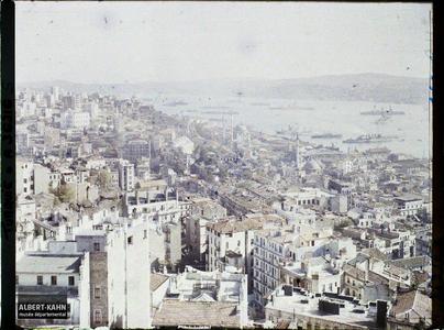 Turquie, Constantinople, Panorama s/ l'entrée du Bosphore, avec les navires de Guerre. Panorama sur le bas de la Corne d'Or et l'entrée du Bosphore pris de la tour de Galata (rive gauche, nord)