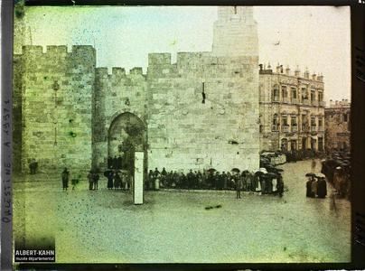 Palestine, Jérusalem, La Porte de Jaffa, foule attendant l'arrivée du Cardinal Dubois. Foule attendant l'arrivée du Cardinal Dubois près de la porte de Jaffa