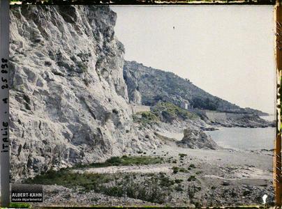 France, Menton-Garavan, Bords de la mer devant les grotte, vers le coin, ancienne voie romaine.Grotte Barma Grande