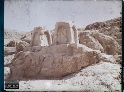 Perse, Nach-i-Roustem, Autel du feu sur le Honssein Kuh. Aménagements funéraires (autels du feu ? ostothèques ?) pour le culte d'Ahura Mazda, dominant le Kuh-e Hussein
