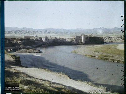Irak, Zakho, Village, Chaîne des Monts du Kurdistan, la Khbour & Mts Goïan. Le village, la rivière Khabur au pied des montagnes (chaîne du Zagros, frontière du Kurdistan)
