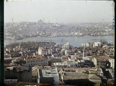 Turquie, Constantinople, Panorama s/ la Corne d'Or vers la mosquée du Sultan Suleiman. La Corne d'Or, vue depuis le haut de la tour de Galata (rive gauche, nord) vers la Suleymaniye Camii