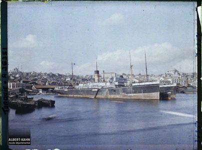 Turquie, Constantinople, Vue prise du Vieux Pont vers la Mosquée Mehmed. Barques et paquebots au port, dans la Corne d'Or