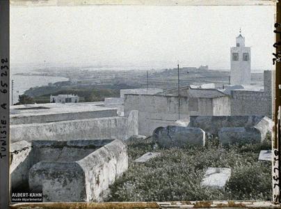 Tunisie, Sidi bou Said, Vue vers Carthage. Le village et le minaret de la mosquée vus en direction de Carthage